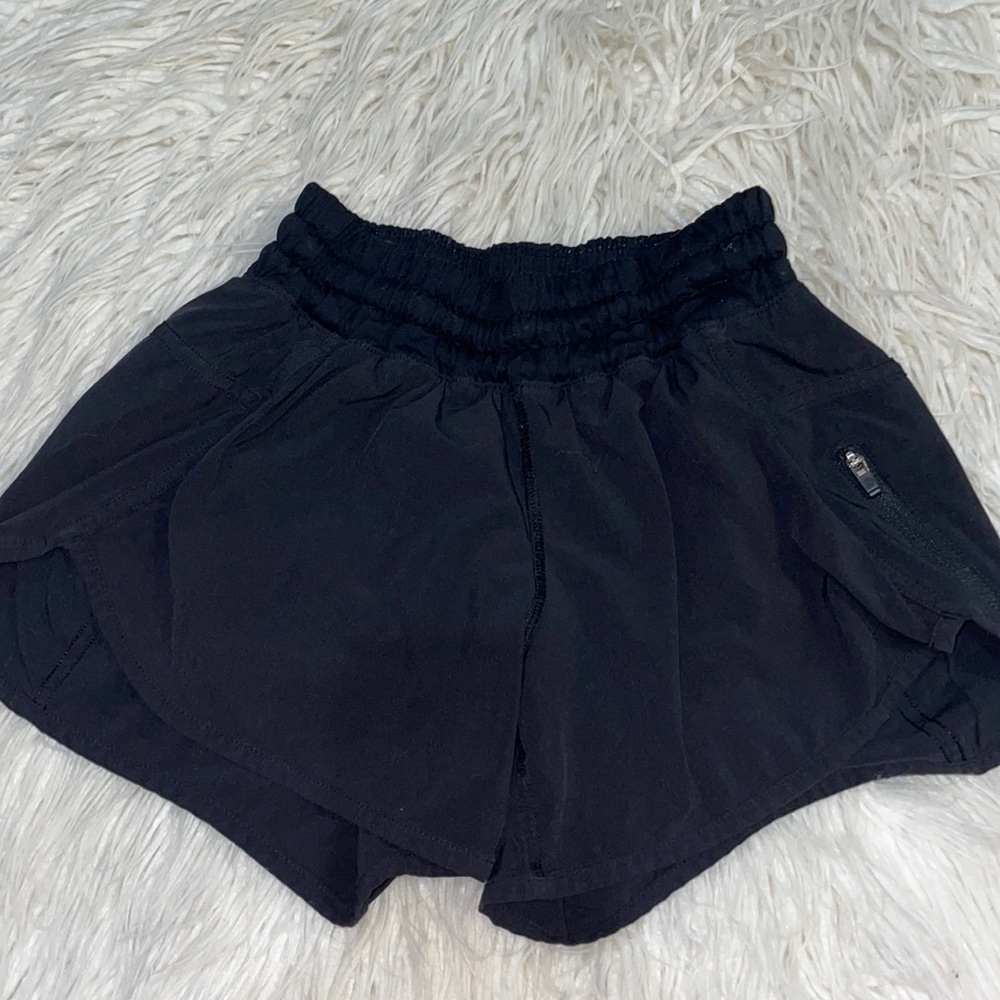 black lululemon shorts